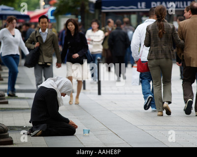 Femme mendiant sur l'Avenue des Champs Elysées Paris France Banque D'Images