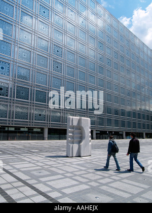L'impressionnante façade de l'Institut du Monde Arabe à Paris IMA France conçu par l'architecte Jean Nouvel en 1987 Banque D'Images