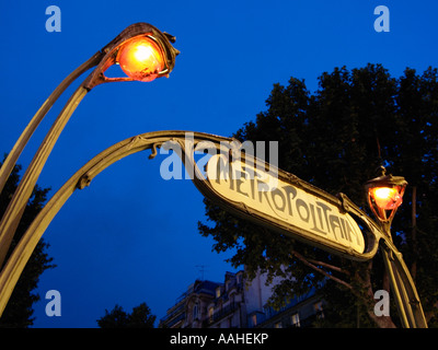 Metro sign la nuit Montmartre Paris France Banque D'Images