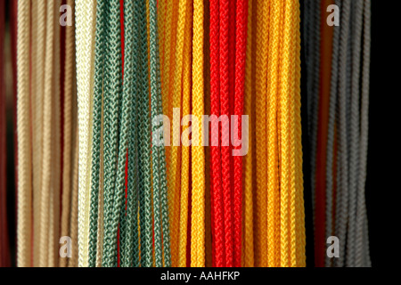 Image horizontale contenant un assortiment coloré de macramé suspendues à la corde, ficelle, string, ou de la corde. Banque D'Images
