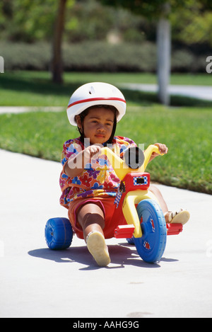 Tout-petit enfant fille pre-k 34 ans ans équitation sur tricycle grande roue POV Banque D'Images