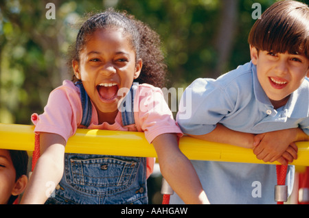 89 enfants s'appuyant sur pole laughing woman Banque D'Images
