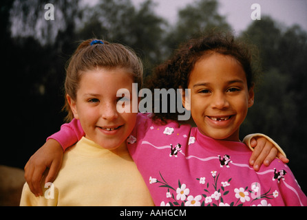 Les Filles 67 ans ans smiling portrait fillettes enfants manquant de POV les dents dent raciales diversifiées la diversité raciale Pearson Myrleen Banque D'Images