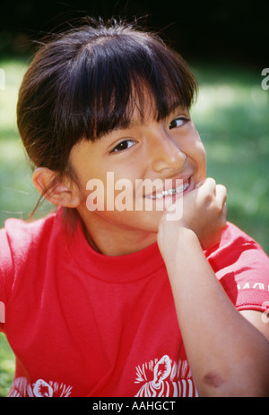 Happy Young Asian 7-9 ans smiling portrait portant des dents supports multi culturelle raciale multiculturelle closeup oeil biracial contact M. Pearson © Myrleen Banque D'Images