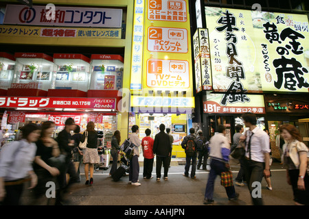 JPN Japon Tokyo Asakusa Shopping et divertissement à Shinkuju Dori Banque D'Images