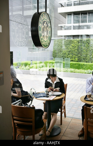 JPN Japon Tokyo Starbucks Cafe à Shinjuku Banque D'Images