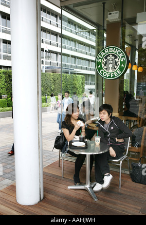 JPN Japon Tokyo Starbucks Cafe à Shinjuku Banque D'Images