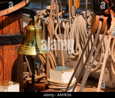 Sur le pont de l'esprit du Massachusetts Tall Ship Banque D'Images