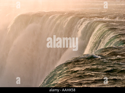 L'eau s'écoule plus de Horseshoe Falls, Niagara Falls, Ontario, au petit matin du soleil d'hiver Banque D'Images