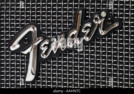 Amplificateur FENDER chrome logo italique sur tissu noir Banque D'Images