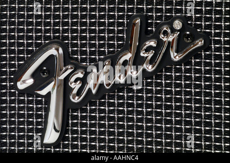 Amplificateur FENDER chrome logo italique sur tissu noir Banque D'Images