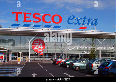 Tesco Extra super store outlet affinage en fûts de Stockport Cheshire North West UK GB EU Europe Banque D'Images