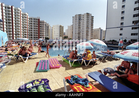 Une piscine sur le toit de l'hôtel Club Praia Da Rocha sur l'Algarve au Portugal Banque D'Images