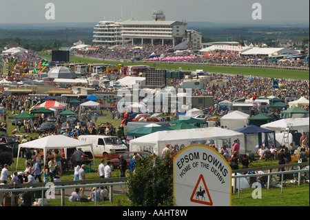 Epsom Derby Day courses hippiques, l'hippodrome, la tribune, des foules de gens. Epsom Downs Surrey Angleterre vue générale GV 2007 2000s UK Banque D'Images