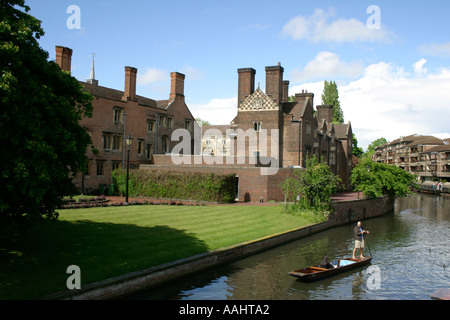 En barque sur la rivière Cam à Cambridge en Angleterre. Banque D'Images