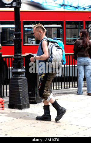 Punk aux cheveux Spikey homme marche autour de Londres Banque D'Images