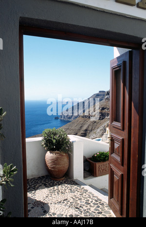 Voir à travers une porte grecque Fira Santorini Cyclades île de Santorin Mer Égée Grèce UE Union Européenne Europe Banque D'Images