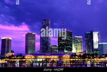 Miami skyline at night et Bayside Market Banque D'Images