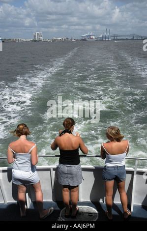 Trois jeunes femmes à l'arrière du ferry pour Fort Sumter, Charleston, Caroline du Sud Banque D'Images