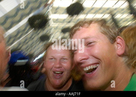 Munich, Octoberfestival 2004, les touristes à faire la fête dans le Hofbräuhaus sauvagement Banque D'Images