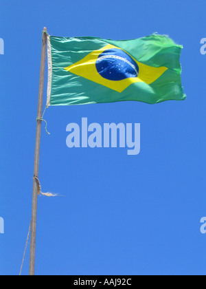 Le drapeau brésilien qui flottent dans le vent sur la plage de Praia de Ponta Negra à Natal au Brésil Banque D'Images