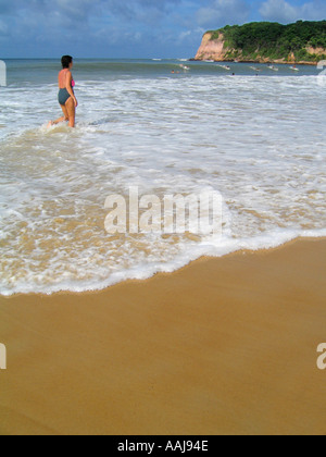 La plage Praia do Madeiro Rua dos par bay dans Pipa, au sud de Natal, Brésil. Également appelé Dolphin's beach. Banque D'Images