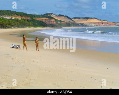 La plage Praia do Madeiro Rua dos par bay dans Pipa, au sud de Natal, Brésil. Également appelé Dolphin's beach. Banque D'Images