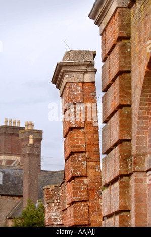 Un ancien pilier de la passerelle en brique rouge BESOIN DE RESTAURATION POUR CORRIGER son penchant à HALSWELL MAISON PRÈS DE BRIDGWATER SOMERSET Banque D'Images