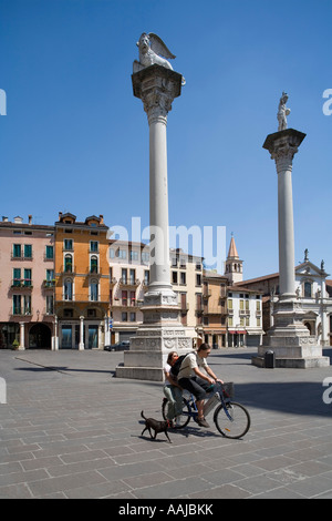 Des colonnes avec des effigies de le Lion de Saint Marc et le rédempteur de la Piazza dei Signori Vicence Vénétie Italie Banque D'Images