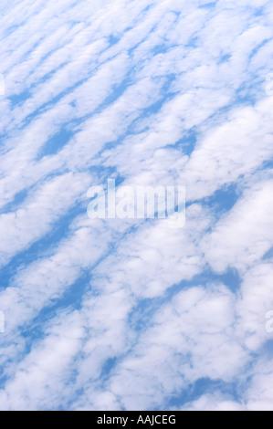 Les nuages blancs au-dessus des nuages Altocumulus undulatus bleu Banque D'Images