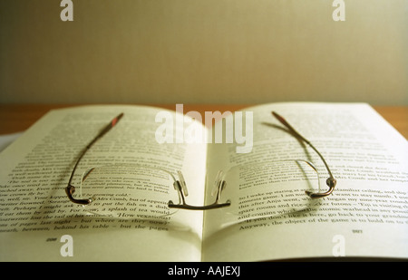 Lunettes sans monture reposant sur un livre ouvert Banque D'Images