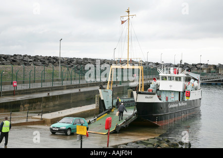 Conduite de voiture sur le traversier de l'île de Rathlin Ballycastle à Raasay, comté d'Antrim, en Irlande du Nord. Banque D'Images