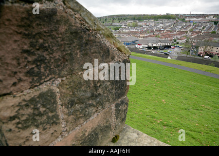 Vue depuis les remparts de la ville vers le Bogside estate, Londonderry, comté de Derry, Irlande du Nord. Banque D'Images