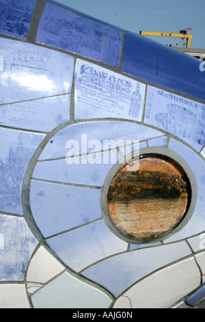 Détail de la tête de poisson, à Lagan Weir, Donegall Quay, Belfast, Irlande du Nord, avec Harland and Wolff treuil derrière. Banque D'Images