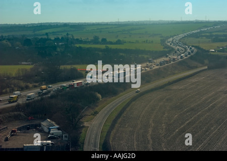 Un fort trafic sur l'autoroute M11 causée par ventilées camion Photo aérienne de Capital radio s Flying eye Banque D'Images