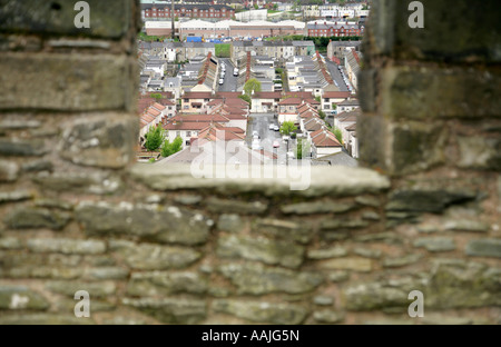 Vue depuis les remparts de la ville vers le Bogside estate, Londonderry, comté de Derry, Irlande du Nord. Banque D'Images