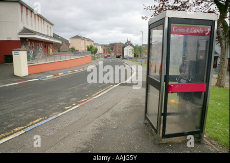 Club de jeunes de la cathédrale et vandalisée téléphone fort dans la fontaine estate, Londonderry, comté de Derry, Irlande du Nord. Banque D'Images