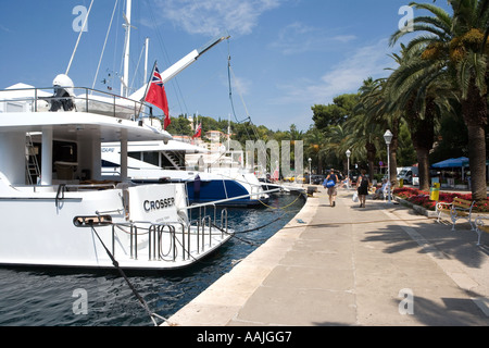 Yachts amarrés le long du quai à Cavtat Croatie Banque D'Images