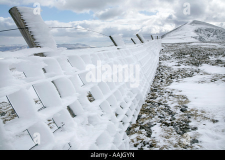 Formations de glace sur une clôture près du sommet du Skiddaw, Lake District, Cumbria, Grande Bretagne en hiver. Banque D'Images