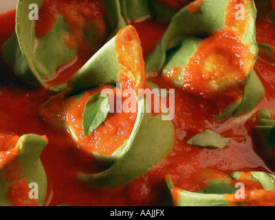 Tortellini vert sauce aux tomates et basilic, close-up Banque D'Images