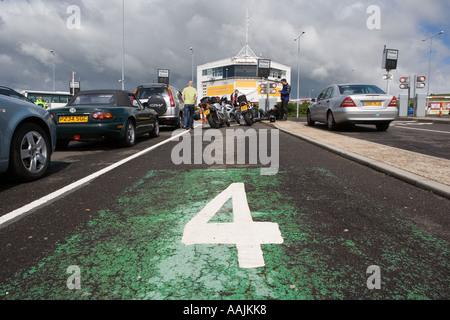 L'attente dans la ligne 4 pour l'embarquement une navette d'Eurotunnel à Fokestone Angleterre Banque D'Images