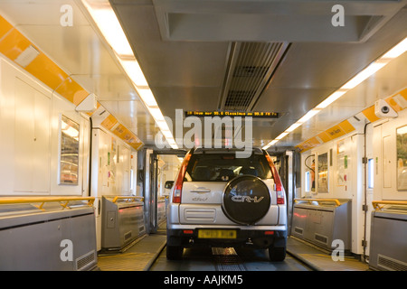 Roulant à bord d'une navette d'Eurotunnel de Folkestone Angleterre Banque D'Images