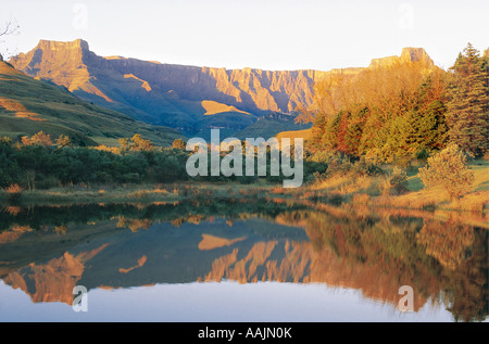 Montagnes du Drakensberg avec refections dans une ambiance calme et paisible lac Parc national royal Natal Afrique du Sud Banque D'Images