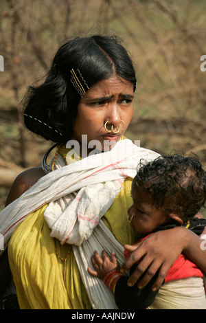 Femme et enfant au marché à Bissamcuttack, Chatikona, Orissa, Inde Banque D'Images