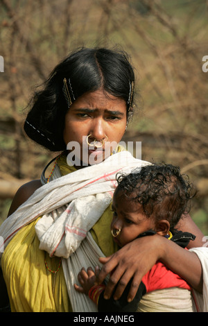 Femme et enfant au marché à Bissamcuttack, Chatikona, Orissa, Inde Banque D'Images