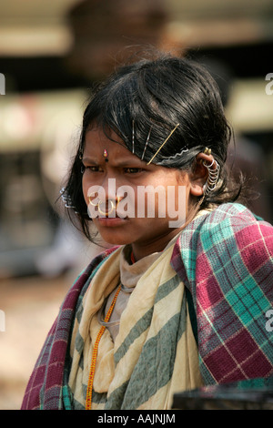 Femme à la gare à Bissamcuttack, Chatikona, Orissa, Inde Banque D'Images