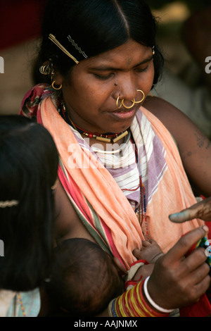 Femme et enfant au marché à Bissamcuttack, Chatikona, Orissa, Inde Banque D'Images