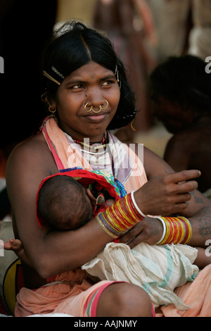 Femme et enfant au marché à Bissamcuttack, Chatikona, Orissa, Inde Banque D'Images