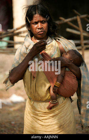 Femme et enfant au marché à Bissamcuttack, Chatikona, Orissa, Inde Banque D'Images