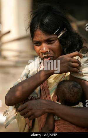 Femme et enfant au marché à Bissamcuttack, Chatikona, Orissa, Inde Banque D'Images